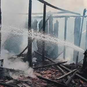 Mulher de 78 anos morre carbonizada após incêndio destruir casa em SC