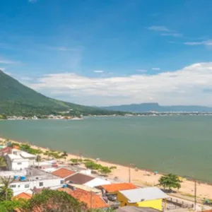 Mulher é encontrada morta e com as mãos amarradas em praia de SC