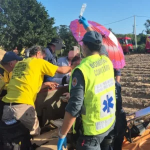 Mulher fica com braço preso em máquina agrícola