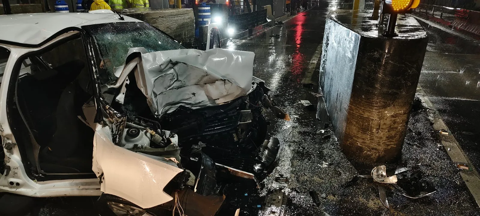 Mulher morre após carro bater em mureta de pedágio na BR-101 (4)
