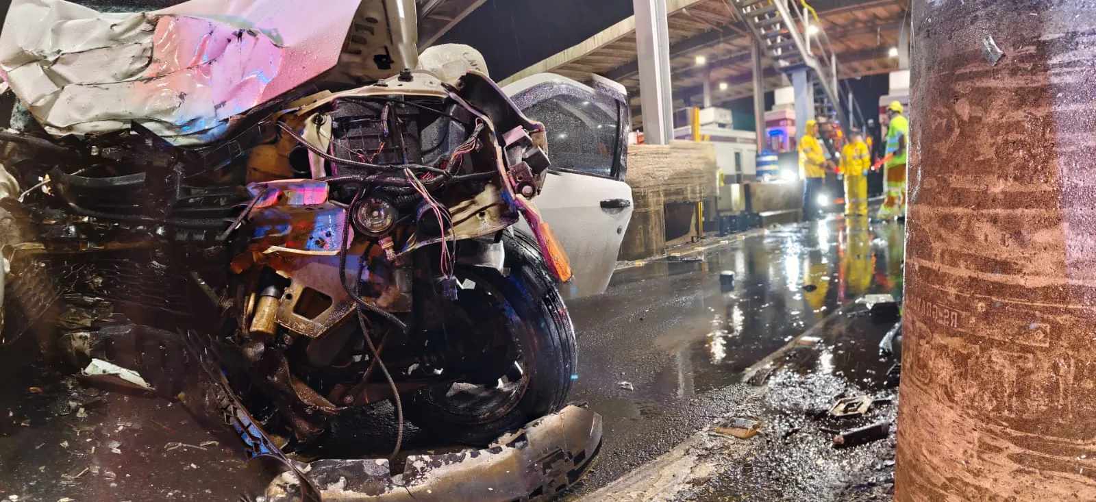 Mulher morre após carro bater em mureta de pedágio na BR-101 (4)