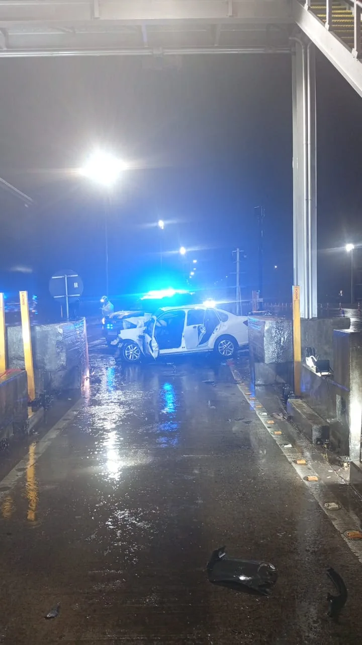 Mulher morre após carro bater em mureta de pedágio na BR-101 (4)