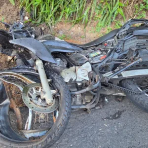 Mulher morre e homem fica em estado grave após acidente em Florianópolis - Imagem: reprodução/ CBMSC