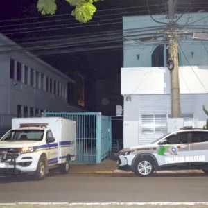 Mulher é morta com facadas no coração e suspeito foge de carro em SC | Foto: Polícia Científica/Divulgação