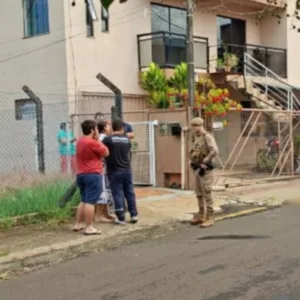 Mulher morta a tiros em SC é identificada; suspeito segue foragido