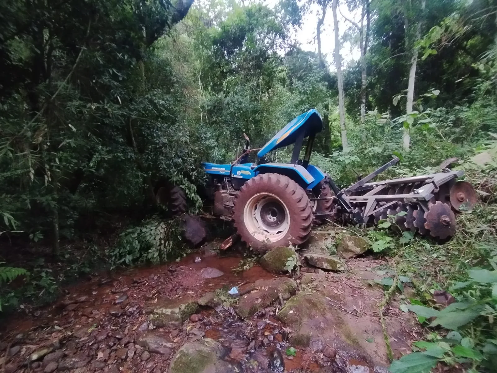 Mulher sobrevive a queda de trator (1)