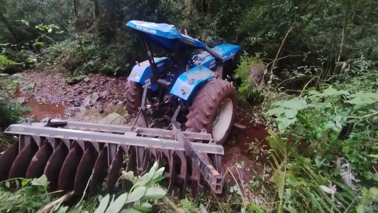 Mulher sobrevive a queda de trator (1)