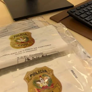 PC apreende celulares de adolescentes investigados por criar 'nudes' de alunas em Blumenau