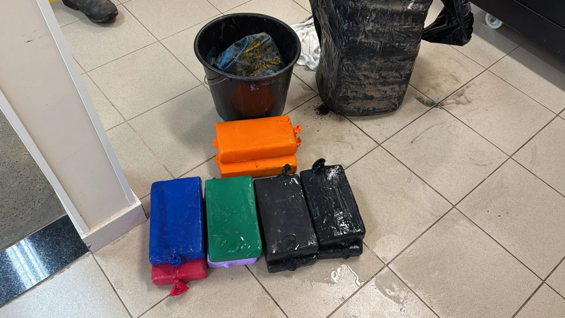 PF apreende cocaína escondida em navio no Porto de Itapoá (4)