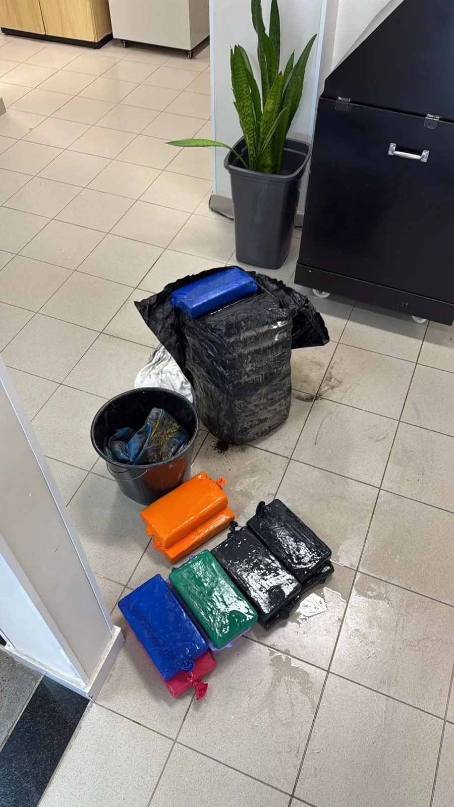 PF apreende cocaína escondida em navio no Porto de Itapoá (4)