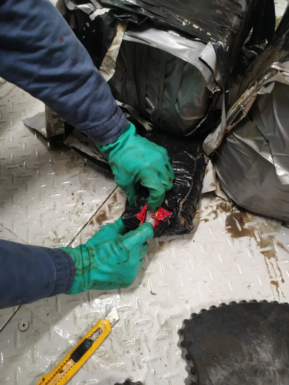 PF apreende cocaína escondida em navio no Porto de Itapoá (6)