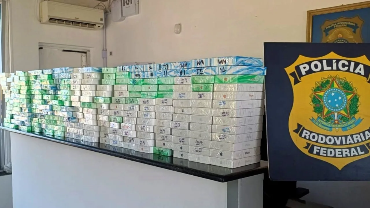 PRF apreende R$ 2,1 milhões em iPhones na BR-101 em SC