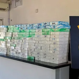 PRF apreende R$ 2,1 milhões em iPhones na BR-101 em SC