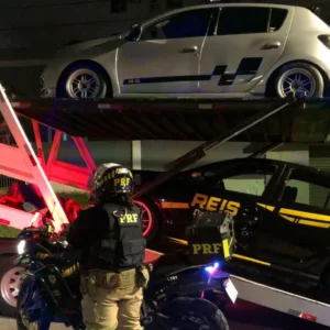 PRF prende dois motoristas por racha na BR-101 em São José