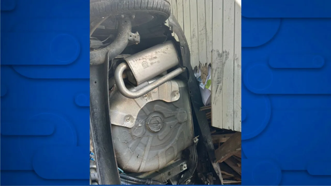 Carro despenca e invade casa na SC-401; veja. Foto Reprodução SBT