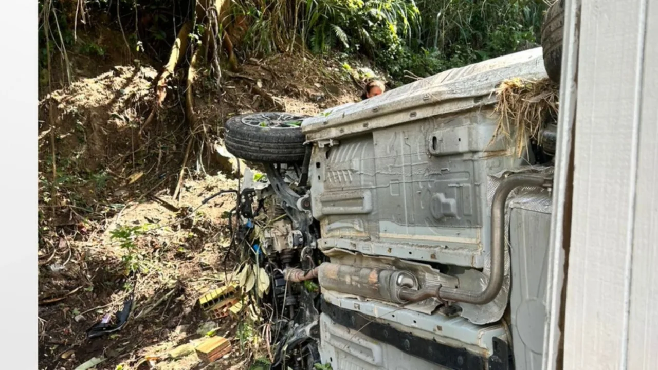 Carro despenca e invade casa na SC-401; veja. Foto 1