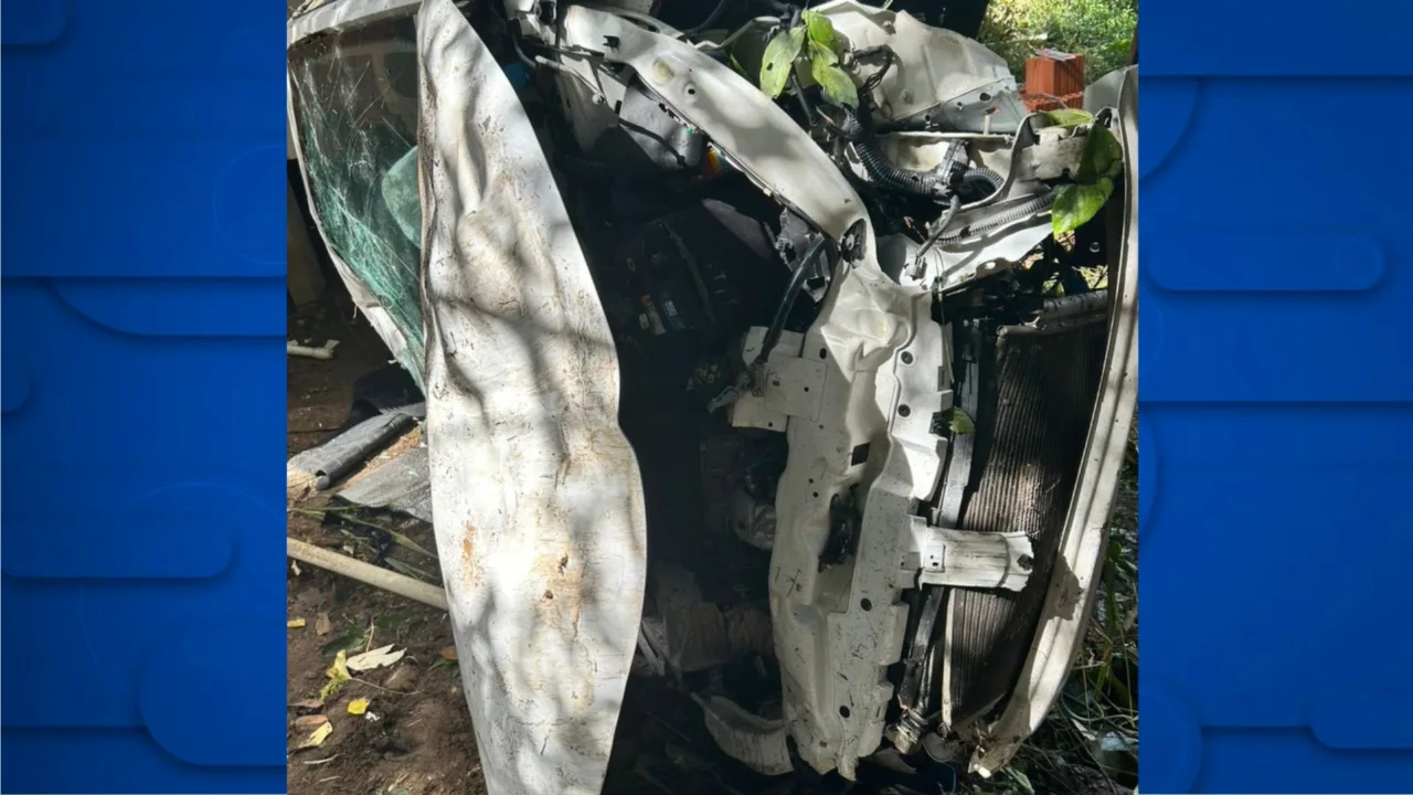 Carro despenca e invade casa na SC-401; veja. Foto 2