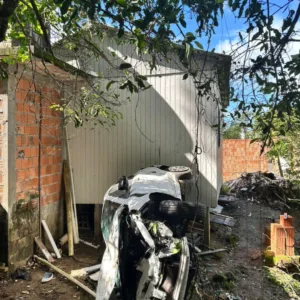 Carro despenca e invade casa na SC-401; veja.| Foto: Reprodução SCC SBT