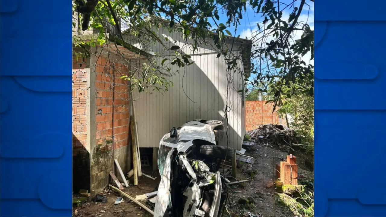 Carro despenca e invade casa na SC-401; veja. Foto 3