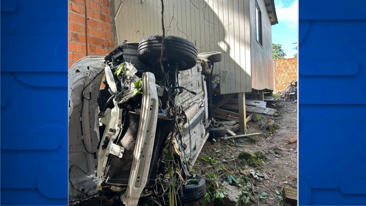 Carro despenca e invade casa na SC-401; veja