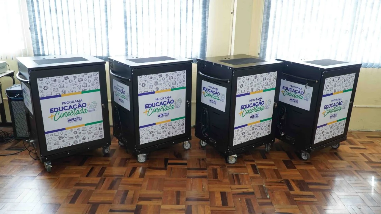 Lages entrega dez laboratórios de informática móveis