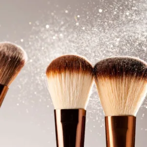 Por que limpar os pincéis de maquiagem?