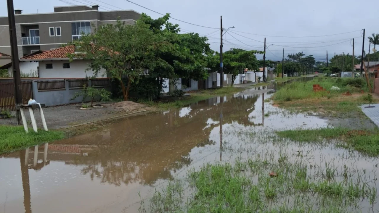 Chuva intensa deixa ruas alagadas e cancela aulas em SC.| Foto: Divulgação Defesa Civil SC