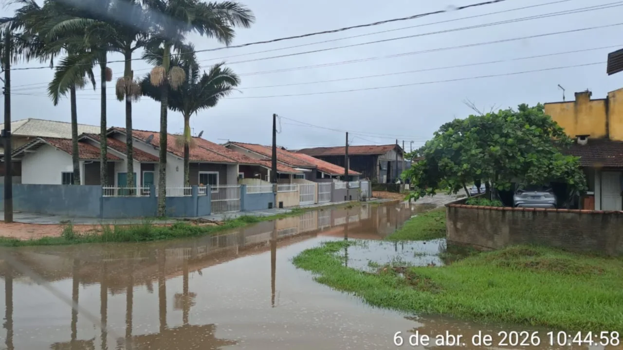 Chuva intensa deixa ruas alagadas e cancela aulas em SC.| Foto: Divulgação Defesa Civil SC