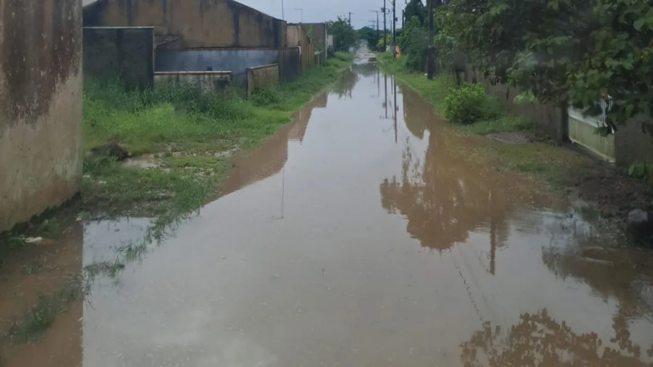 Chuva intensa deixa ruas alagadas e cancela aulas em SC.| Foto: Divulgação Defesa Civil SC