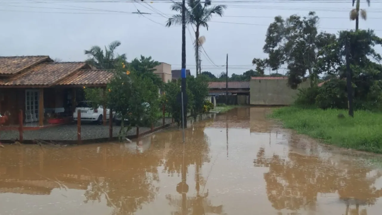 Chuva intensa deixa ruas alagadas e cancela aulas em SC.| Foto: Divulgação Defesa Civil SC