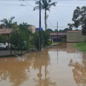 Chuva intensa deixa ruas alagadas e cancela aulas em SC.| Foto: Divulgação Defesa Civil SC