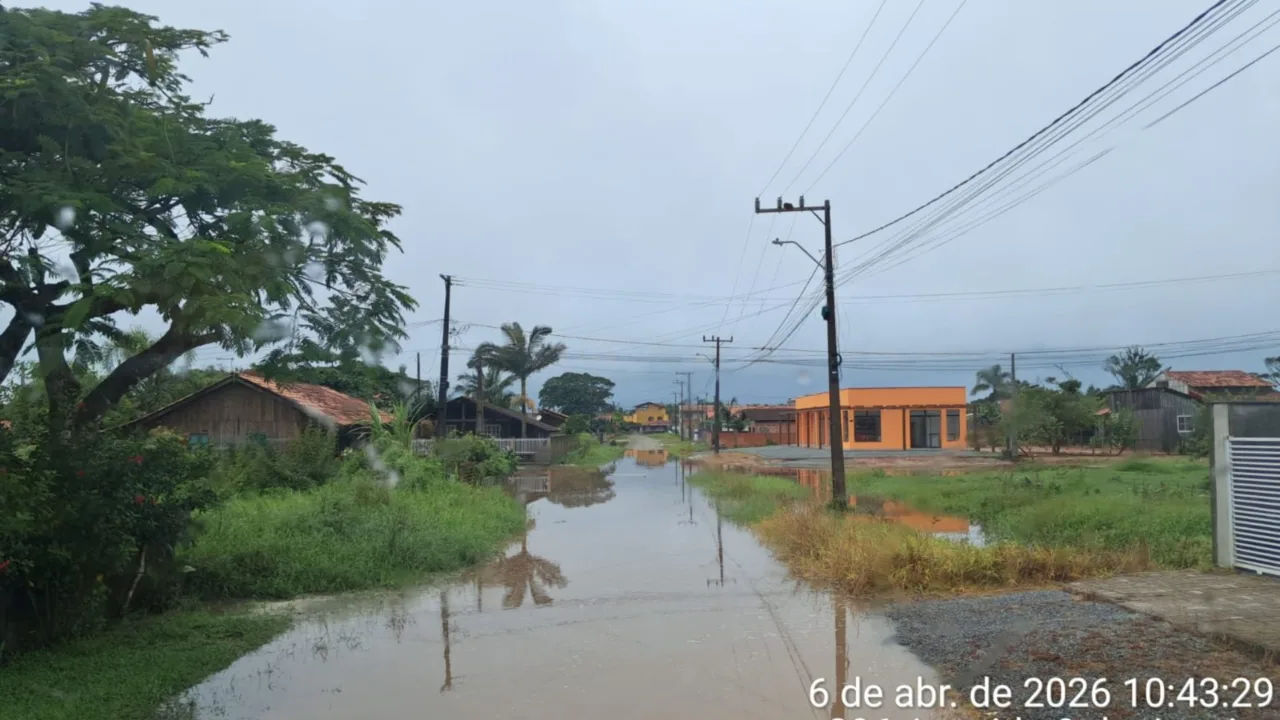 Chuva intensa deixa ruas alagadas e cancela aulas em SC.| Foto: Divulgação Defesa Civil SC