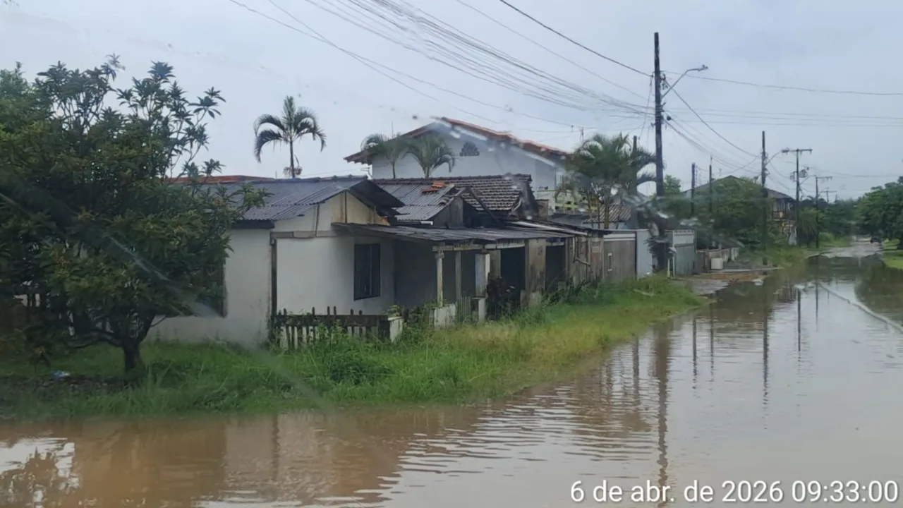 Chuva intensa deixa ruas alagadas e cancela aulas em SC.| Foto: Divulgação Defesa Civil SC