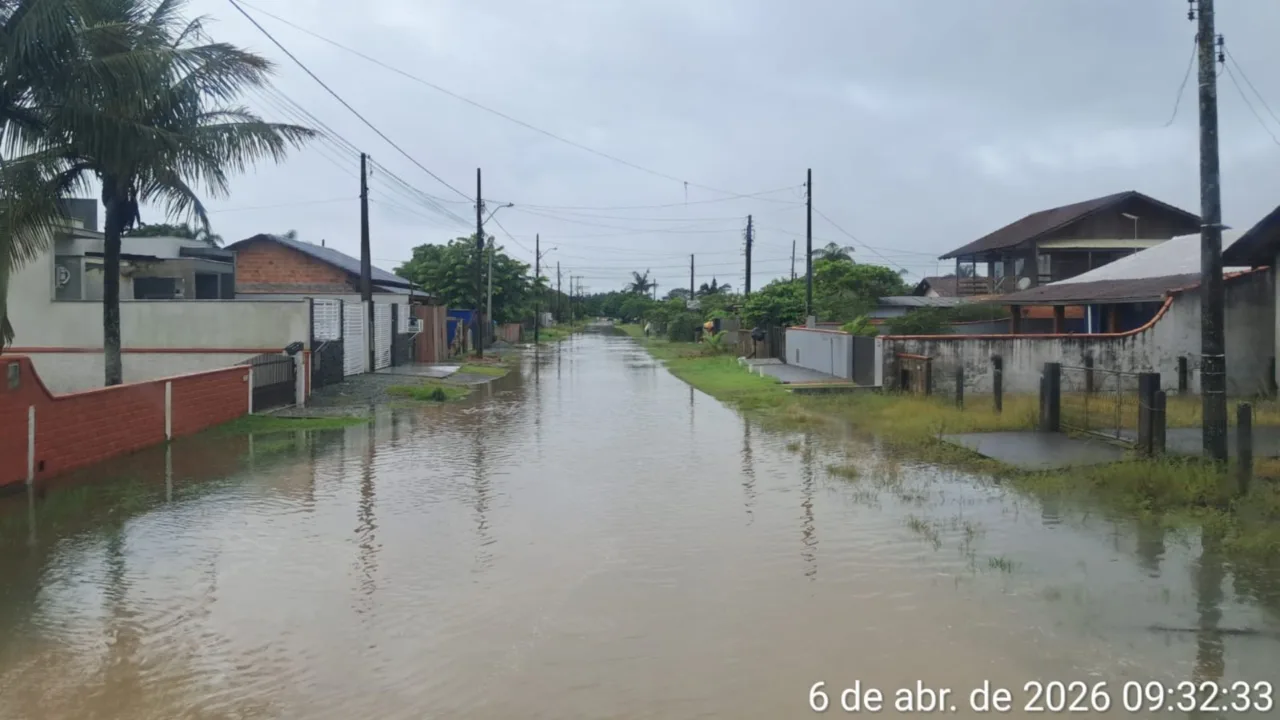 Chuva intensa deixa ruas alagadas e cancela aulas em SC