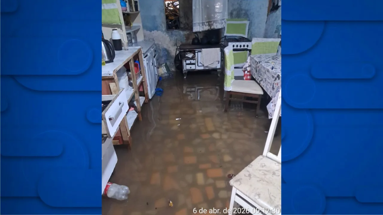 Chuva intensa deixa ruas alagadas e cancela aulas em SC.| Foto: Divulgação Defesa Civil SC