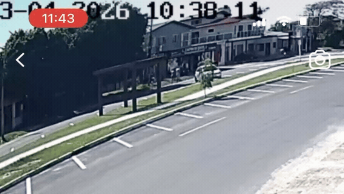 Avião cai sobre casa e mata piloto em Capão da Canoa, no RS