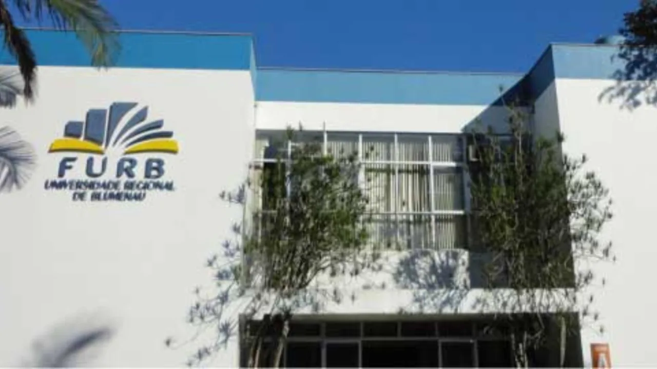 Palestrante esfaqueia homem durante evento em faculdade de Blumenau