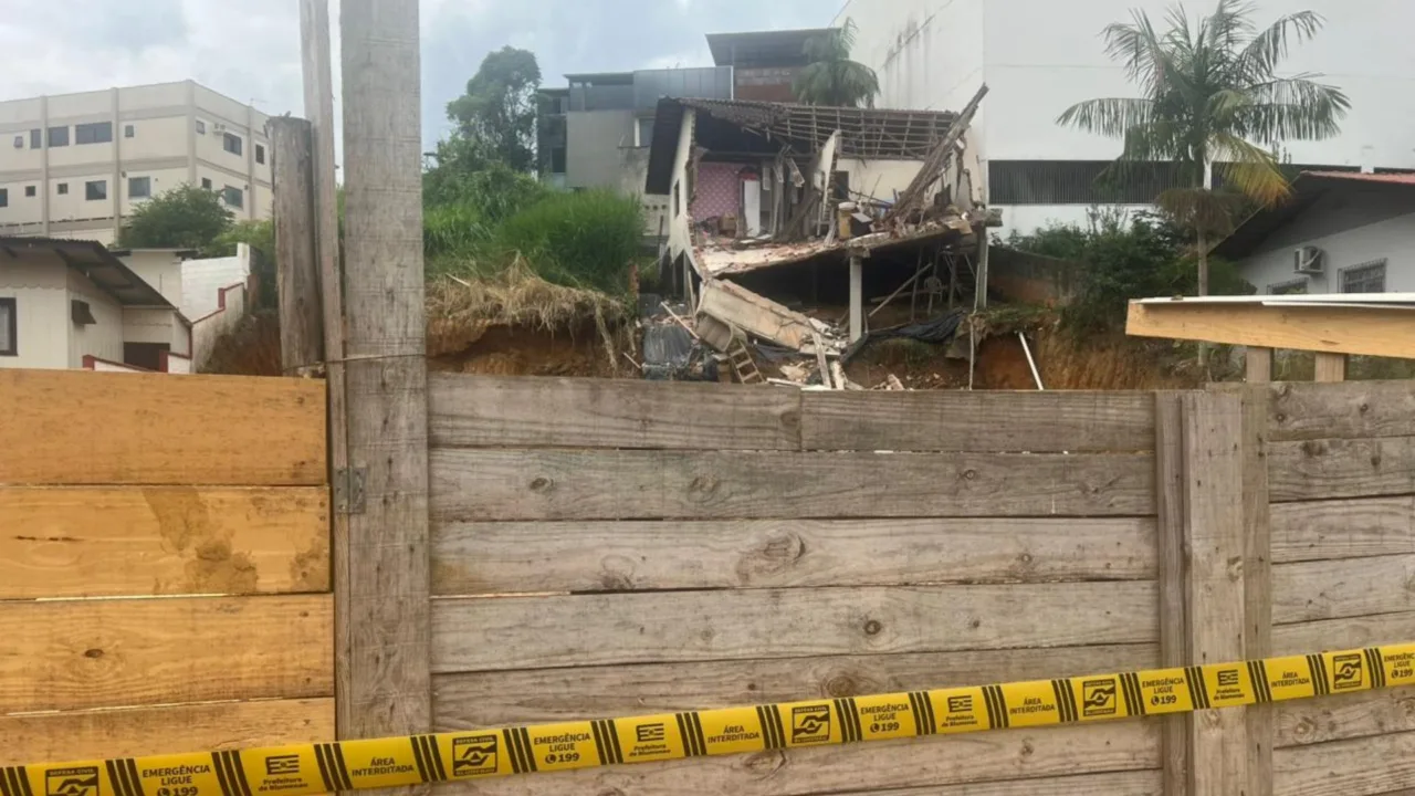 Prefeitura impõe condições para liberar obra após casa rachar ao meio em SC