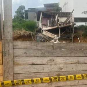 Prefeitura impõe condições para liberar obra após casa rachar ao meio em SC
