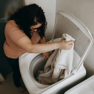 Produto queridinho da limpeza pode virar problema na máquina de lavar; entenda