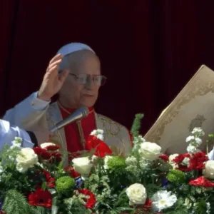 'Que Cristo conceda a paz ao mundo inteiro', diz papa Leão XIV na missa de Páscoa