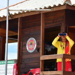 SC encerra verão com 3,8 mil salvamentos e menos mortes, diz bombeiros