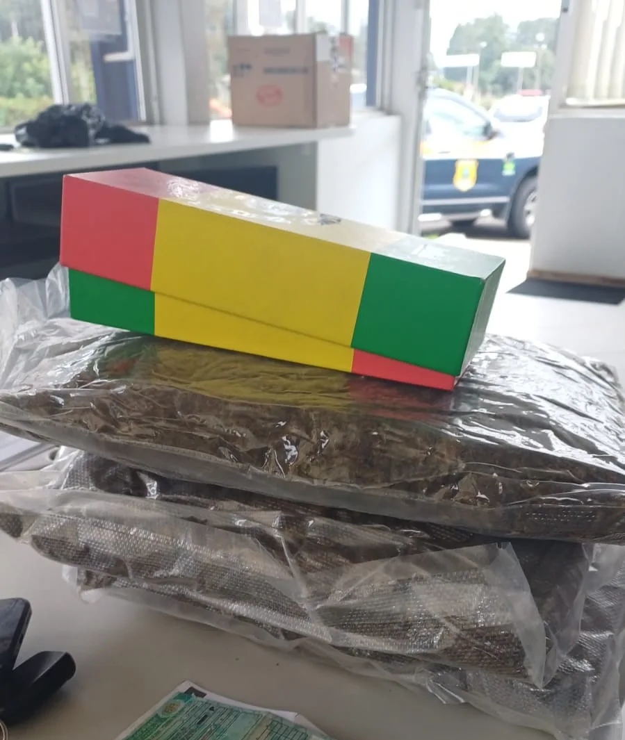 'Supermaconha' é encontrada em compartimento falso de mala em SC