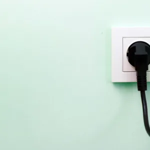 Tempestade chegando? Saiba quais eletrodomésticos devem ser desligados da tomada | Foto: Canva | Reprodução