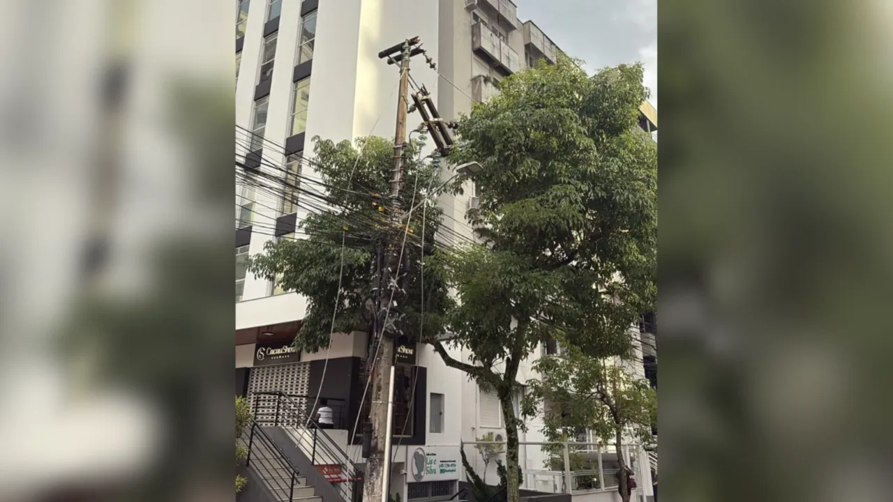 Temporal deixa 95 mil unidades sem luz em Santa Catarina