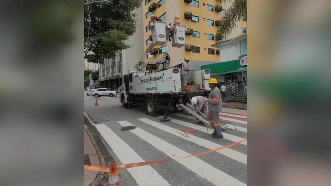 Temporal deixa 95 mil unidades sem luz em Santa Catarina (2)