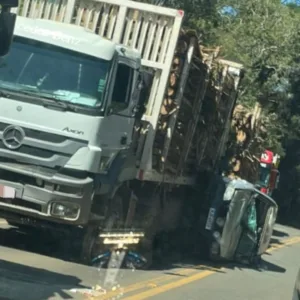 Tentativa de ultrapassagem termina com carro prensado entre caminhões