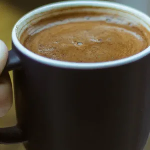 Tomar café logo após o almoço faz mal? A resposta pode te surpreender