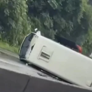 Tombamento de ônibus interdita BR-101 na Grande Florianópolis.| Foto: Reprodução PRF / Divulgação