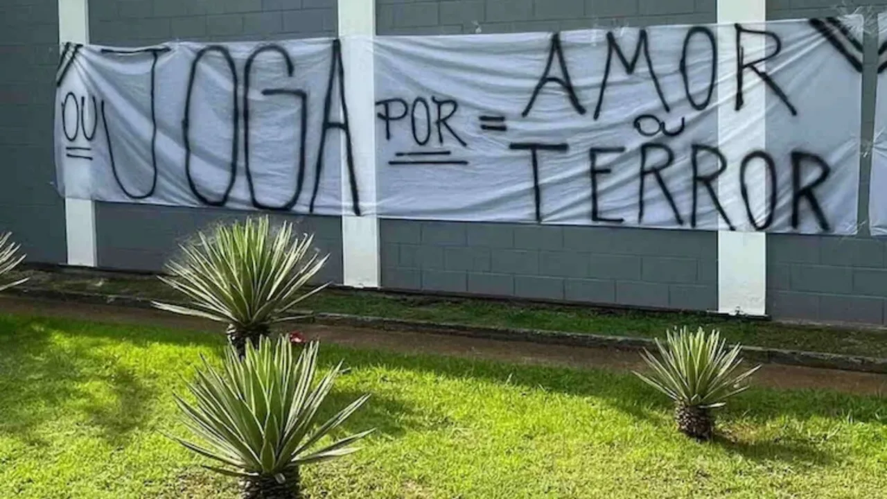 Torcida do Corinthians protesta no CT antes de treino